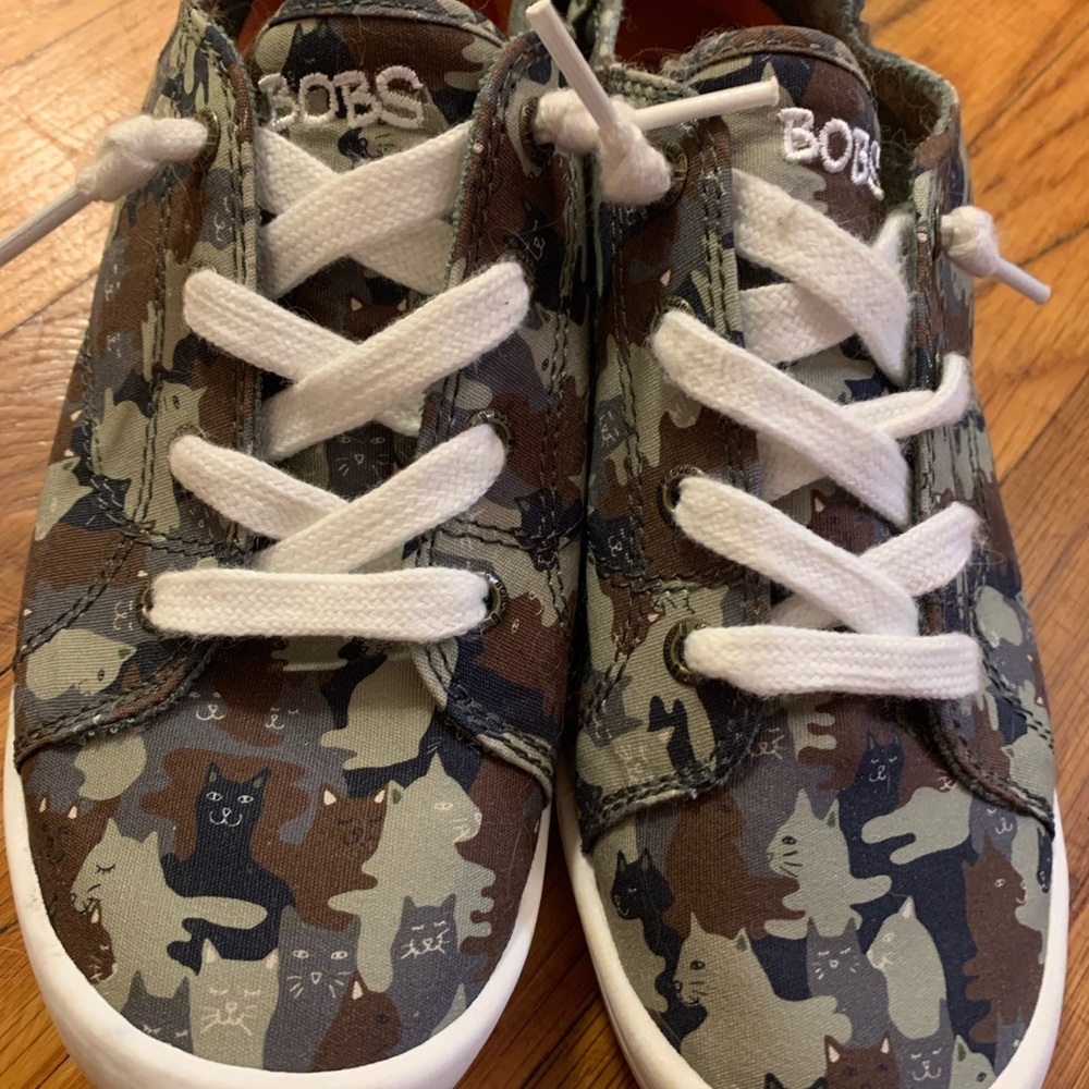 Camouflage cat bobs